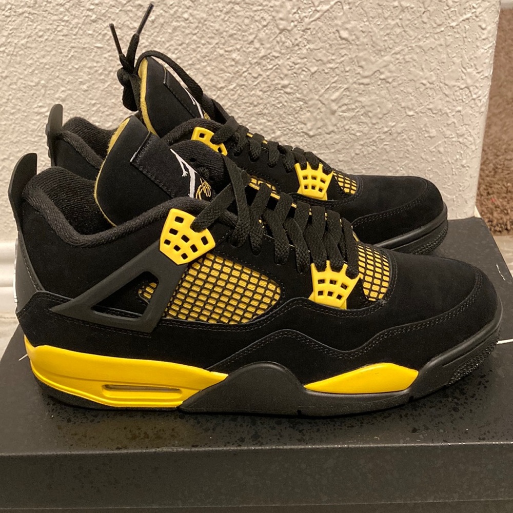 Jordan 4 thunder DS size9.5